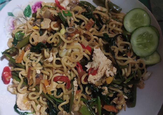 Ternyata begini loh! Resep membuat Indomie pedas kangkung belacan  sedap