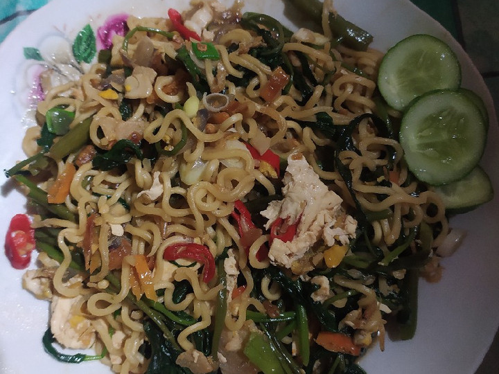Ternyata begini loh! Resep membuat Indomie pedas kangkung belacan  sedap