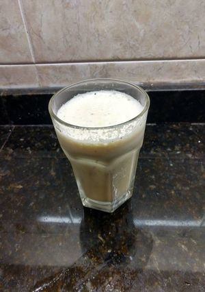 Una foto de Licuado de leche con manzana roja y una naranja...!!
