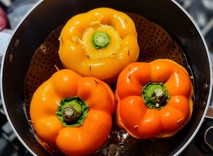 Una foto de PIMIENTOS AMARILLOS, 🌶️🌶️con Relleno Árabe con Berenjenas🍆🍆 y Arroz...!
