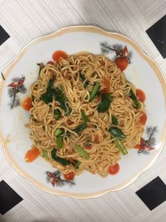 Hình của món Mì xào cà chua rau cải.
