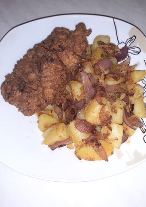 O poză a rețetei Șnițel de porc și cartofi cu ceapă roșie și boia.