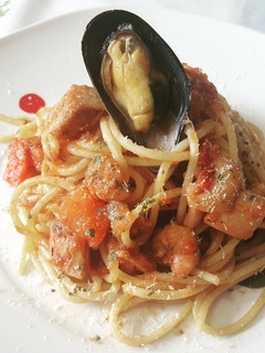 Una foto de Spaguetti frutos del mar 🌶🦐🦑