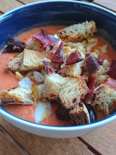Una foto de Salmorejo con cecina