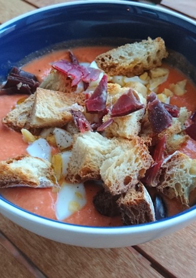 Una foto de Salmorejo con cecina