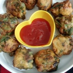 A picture of Palak onion pakoda.