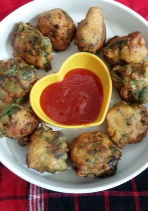 A picture of Palak onion pakoda.