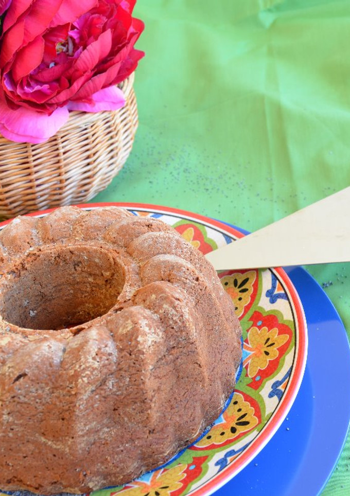 Una foto de Bundt de dulce de membrillo y semillas de amapola 