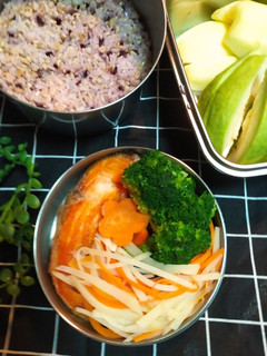 鮭魚時蔬便當 的食譜成品照片