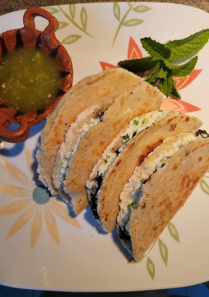 Una foto de Quesadillas de Huitlacoche con Requezon