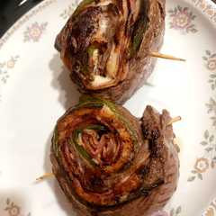 Una foto de Entraña enrrollada rellena de bacon, pimiento verde y queso