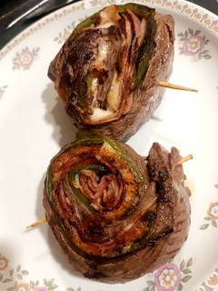 Una foto de Entraña enrrollada rellena de bacon, pimiento verde y queso
