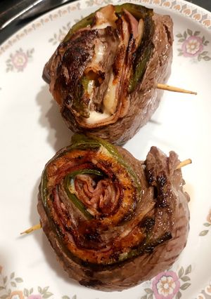 Una foto de Entraña enrrollada rellena de bacon, pimiento verde y queso