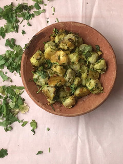 हरी मिर्च और हरे धनिया की अरवी-(hari mirch aur dhaniye ki arvi recipe in hindi) रेसिपी मुख्य फोटो