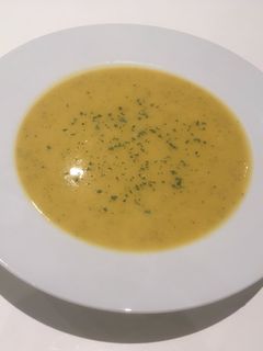 Una foto de Crema de calabaza, brócoli y puerros