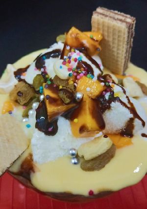 A picture of Fruit custard icecream.