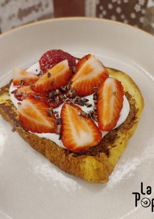 Une photo de Brioche Perdue Ricotta Fraise Grué de Cacao