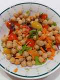 Insalata di ceci con pomodorini, spinacino e carote