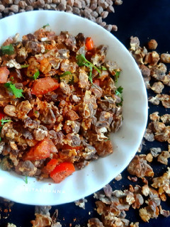 A picture of Chana Jor Garam Chaat / Black Chickpea Flakes Chaat.