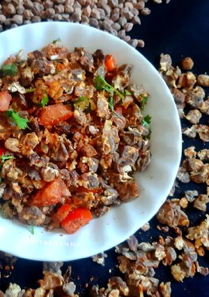 A picture of Chana Jor Garam Chaat / Black Chickpea Flakes Chaat.
