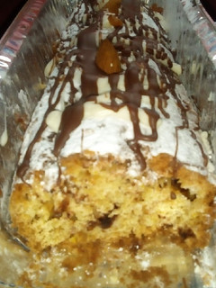 Una foto de Budín con chocolate, almendras y ralladura de naranja