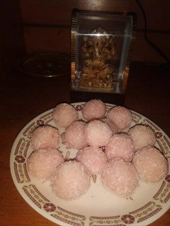 A picture of Coconut ladoo.
