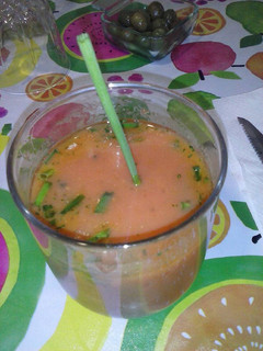 Una foto de Zumo de tomate con cebollino