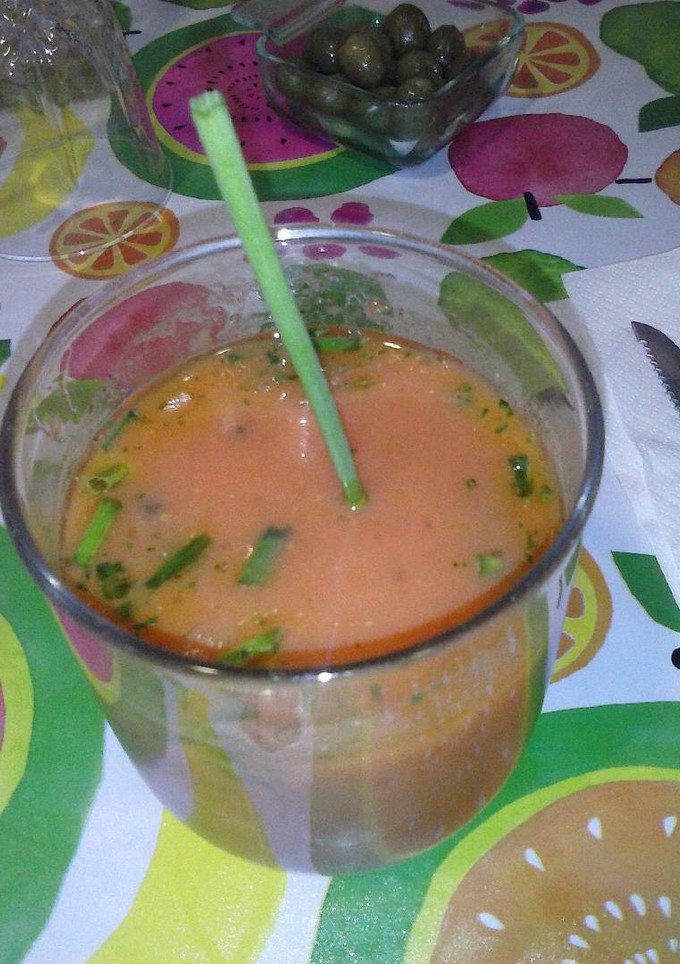Una foto de Zumo de tomate con cebollino