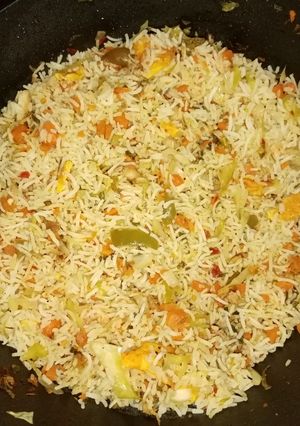 A picture of Chicken veggies fried rice.