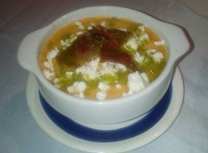 Una foto de Crema de tomate con queso feta y crujientes de jamón