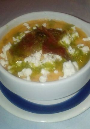 Una foto de Crema de tomate con queso feta y crujientes de jamón