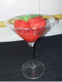 Una foto de Helado de fresas, ginebra y cayena