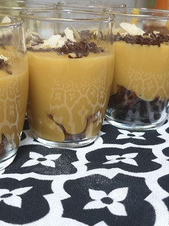 Una foto de Natillas de caramelo y chocolate negro
