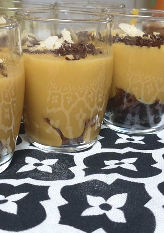 Una foto de Natillas de caramelo y chocolate negro