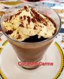 Mousse de chocolate, plátano y anacardos con helado