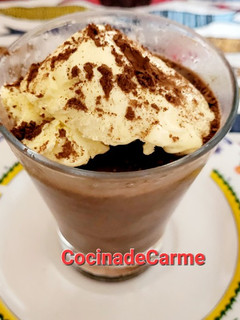Una foto de Mousse de chocolate, plátano y anacardos con helado