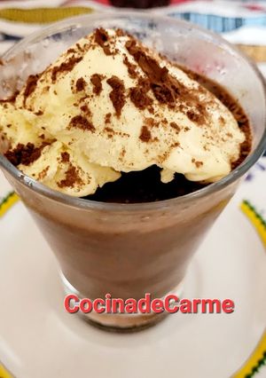 Foto principal de Mousse de chocolate, plátano y anacardos con helado
