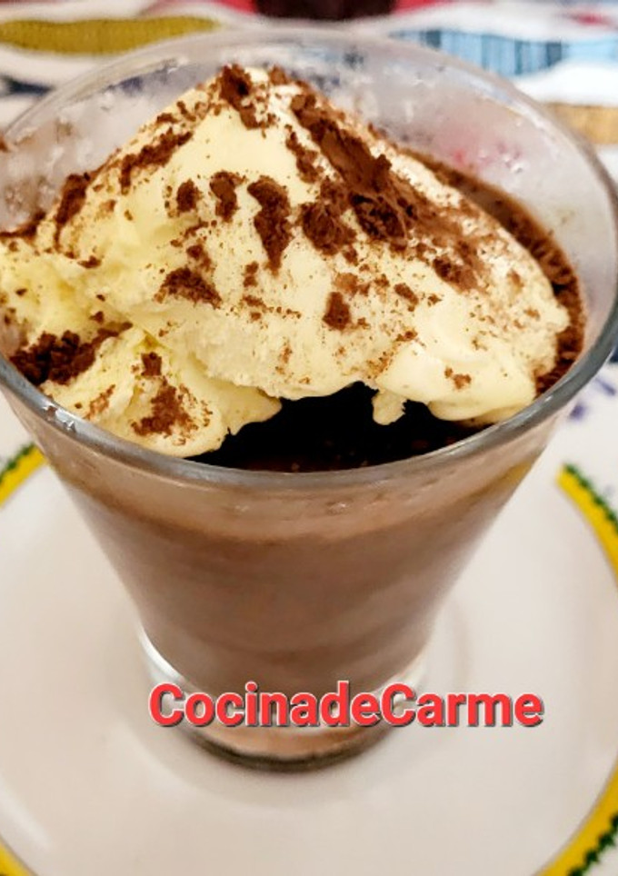 Una foto de Mousse de chocolate, plátano y anacardos con helado