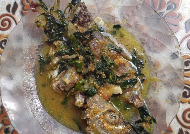 Resep Ikan kembung masak daun kemangi Anti Gagal