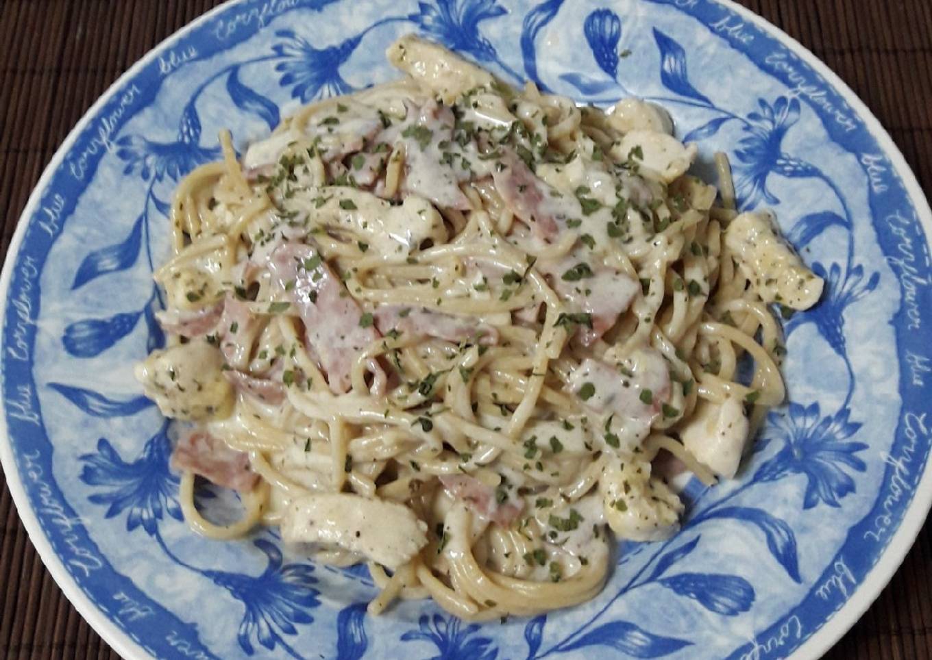 Espaguetis con salsa queso pollo y bacon