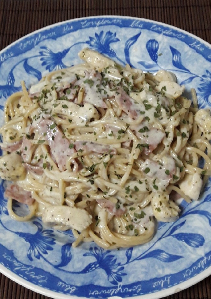 Una foto de Espaguetis con salsa queso pollo y bacon