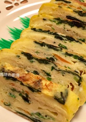 A picture of Scallion and Wakame Tamagoyaki.