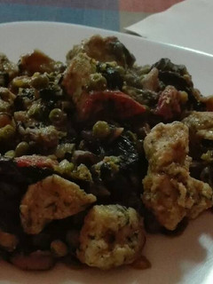 Una foto de Salteado de verduras y hamburguesa