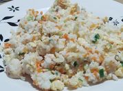 Una foto de wok de camarones