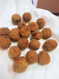 Una foto de Bolitas de queso y atún