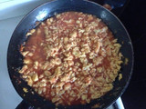 Huevo en salsa roja