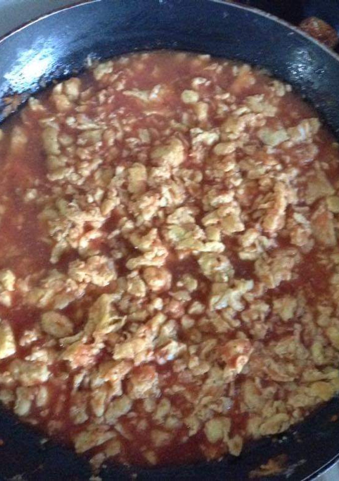 Una foto de Huevo en salsa roja