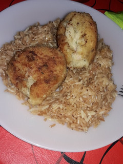Una foto de Bombas de papa, con arroz frito