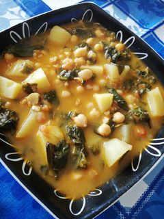Una foto de Potaje de garbanzos con bacalao y espinacas