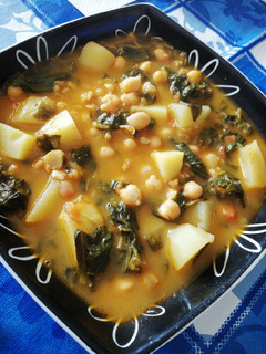 Una foto de Potaje de garbanzos con bacalao y espinacas